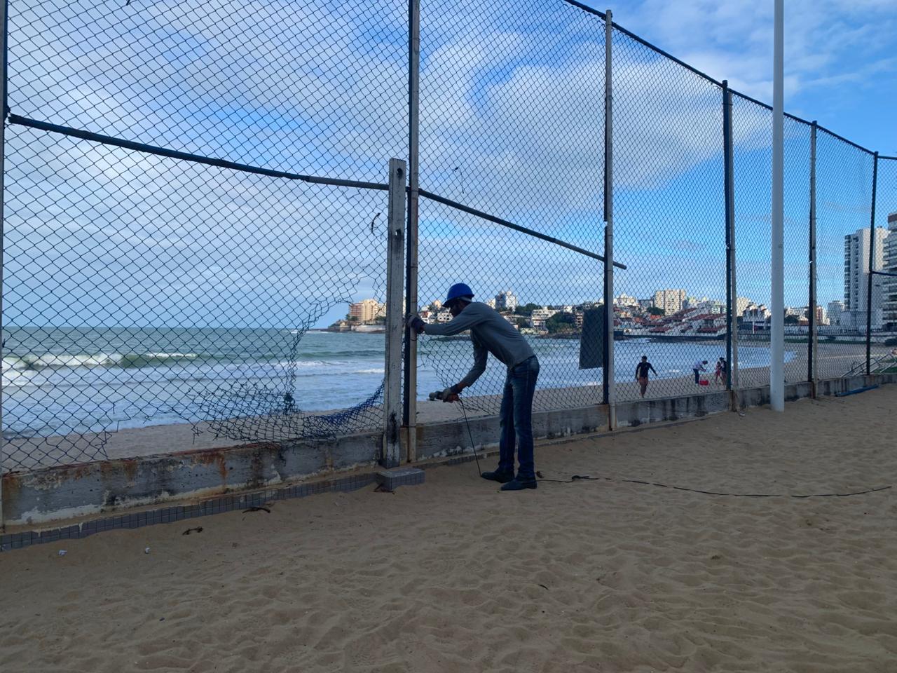 Quadra de areia da Praia do Morro passa por reforma e revitalização