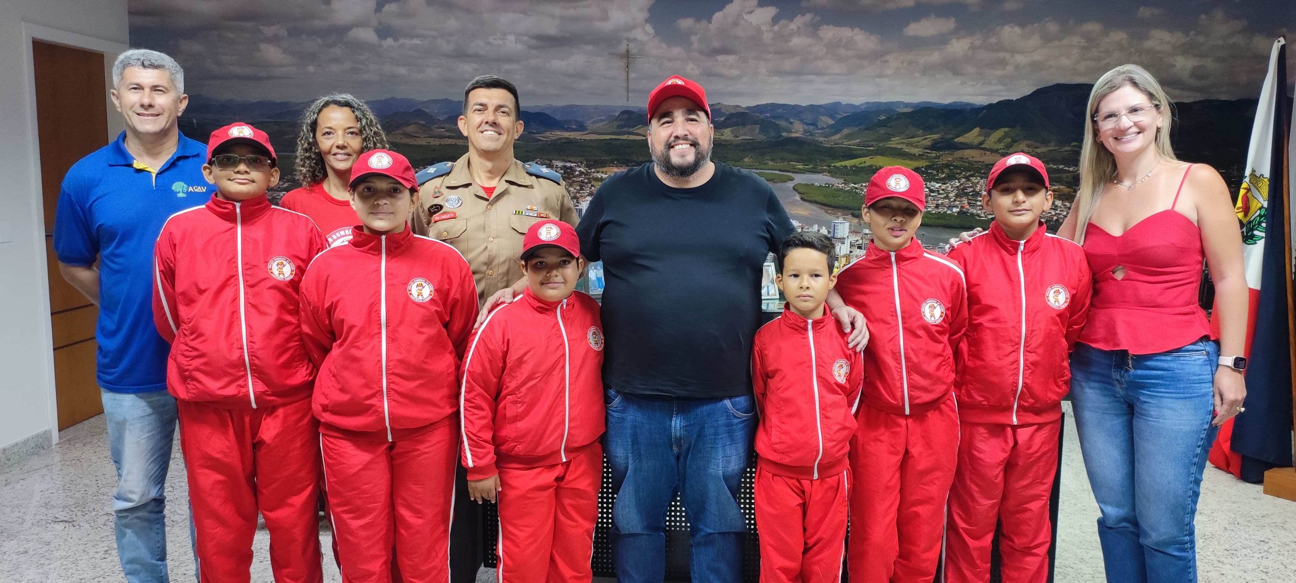 Crianças do projeto Geração Bombeiros do Futuro visitam a Prefeitura de Guarapari